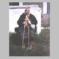 106-1005 Taplacken 1998, eine alte Russin sitzt vor ihrem Haus. Es ist das Haus von Emil Podien.jpg